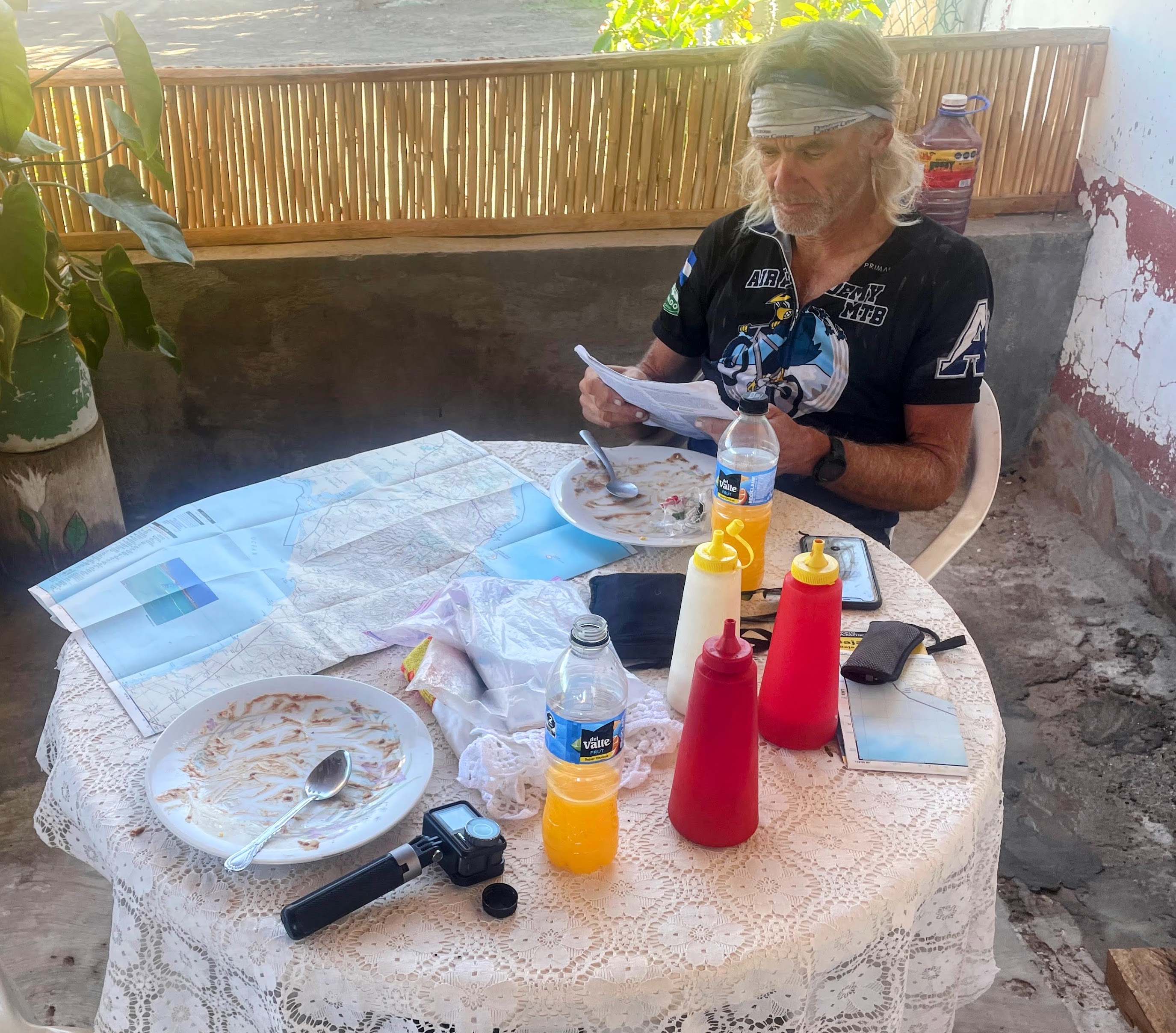 Larry eating breakfast in San Isidro